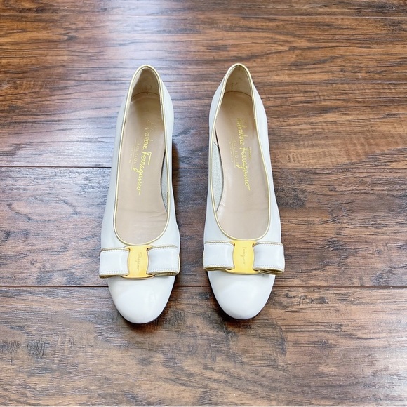 Salvatore Ferragamo Cream and Gold Heels with Classic Elegance - Picture 3 of 14